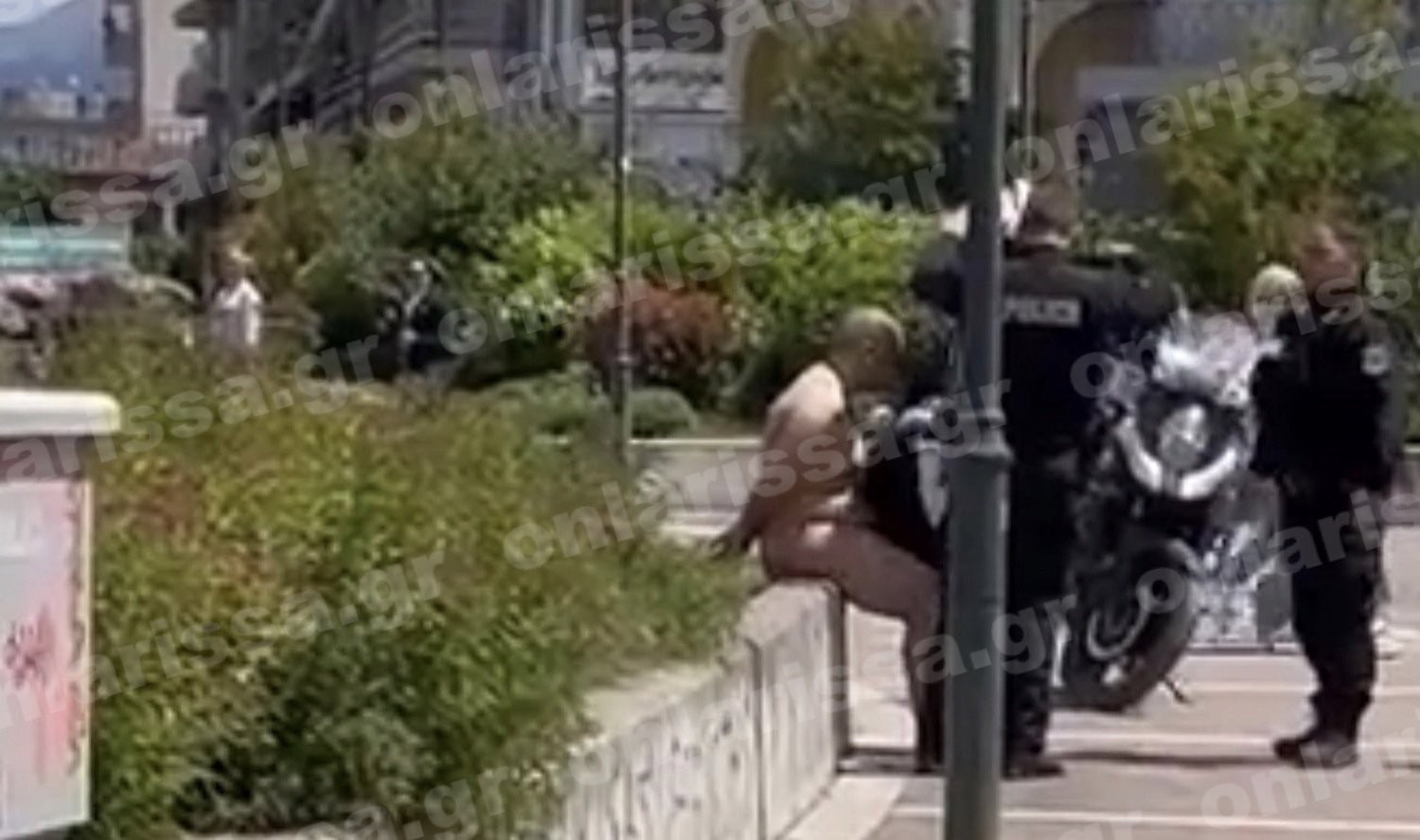 Αναστάτωση στο κέντρο της Λάρισας: Άνδρας περιφερόταν γυμνός στους δρόμους